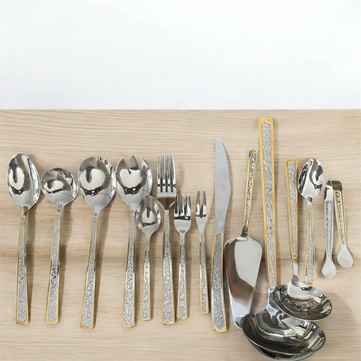 Coffret Ménagère LINES 72 pièces en inox et doré 18/10